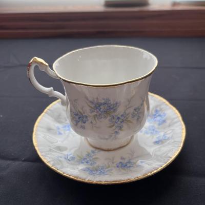 4 SETS OF TEA CUPS AND SAUCERS