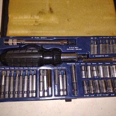 SOLDERING KIT AND A MULTI BIT RATCHET SCREWDRIVER SET