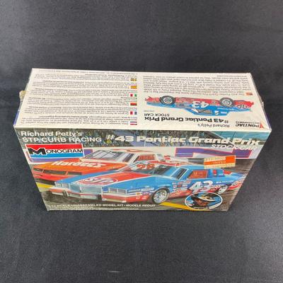 -3- 1:24 SCALE | Richard Petty STP/Curb Racing #43 Pontiac Grand Prix Stock Model Kit