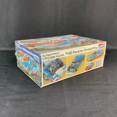 -3- 1:24 SCALE | Richard Petty STP/Curb Racing #43 Pontiac Grand Prix Stock Model Kit