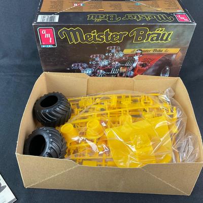 -4- 1:25 SCALE | Meister Bräu Model Kit | Opened