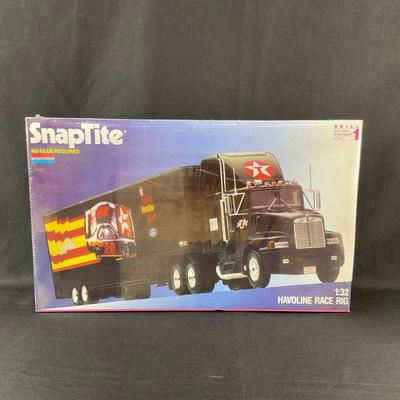 -8- 1:32 SCALE | Havoline Race Rig Model Kit | Sealed