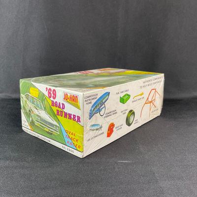 -10- 1:24 SCALE | 69 Road Runner Oval Track Racer Model Kit | Sealed