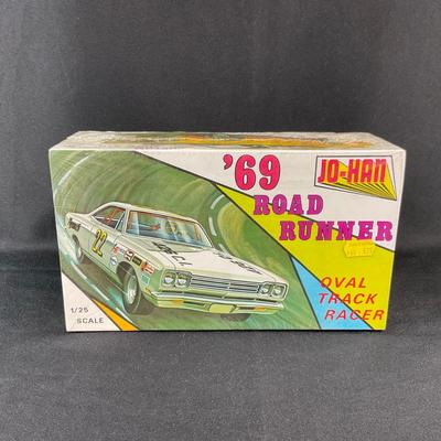 -10- 1:24 SCALE | 69 Road Runner Oval Track Racer Model Kit | Sealed