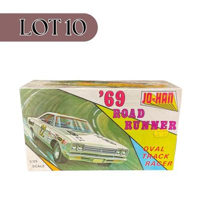 -10- 1:24 SCALE | 69 Road Runner Oval Track Racer Model Kit | Sealed