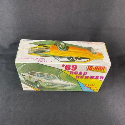 -10- 1:24 SCALE | 69 Road Runner Oval Track Racer Model Kit | Sealed