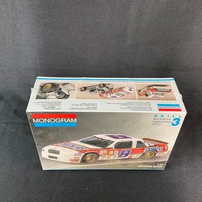 -13- 1:24 SCALE | Snickers Buick #8 Model Kit | Sealed