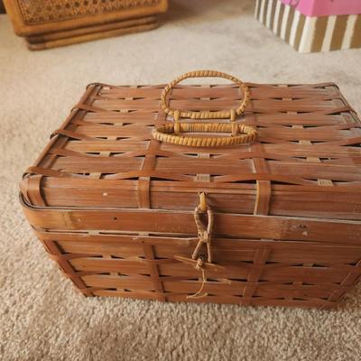 Basket with rings