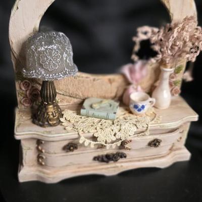 Shabby-Chic Rose Vanity Dresser Figurine – Vintage-Style Miniature with Lace, Lamp & Mirror Décor