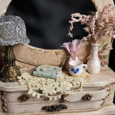 Shabby-Chic Rose Vanity Dresser Figurine – Vintage-Style Miniature with Lace, Lamp & Mirror Décor