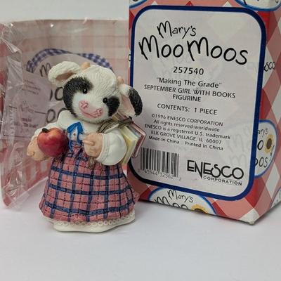 Vintage Mary's Moo Moos Figurine 1996 "Making The Grade" Enesco Cow School