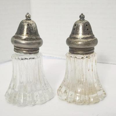 Leonard Japan Ribbed Glass Salt Pepper Shakers Silver Tone Lids Matching Table Set