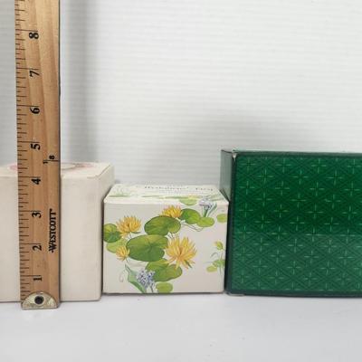 Avon Vintage Home Decor Gift Lot Fostoria Candle Holder Flirtatious Frog Pomander Emerald Accent