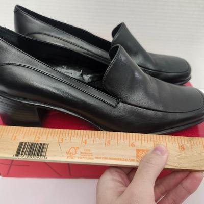 Aerosoles Career Path Black Leather Slip On Heeled Loafers Women Size 8B Classic Work Shoes
