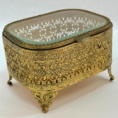 Sale Photo Thumbnail #146: Approx. 3.5" tall. Hinged glass lid. Great condition.