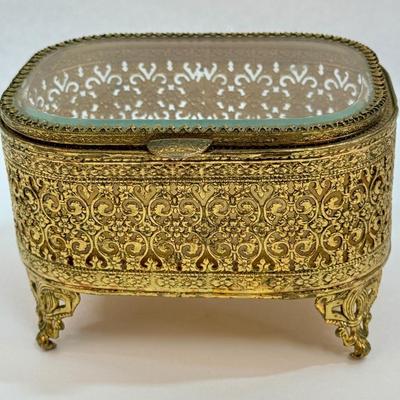 Sale Photo Thumbnail #147: Approx. 3.5" tall. Hinged glass lid. Great condition.