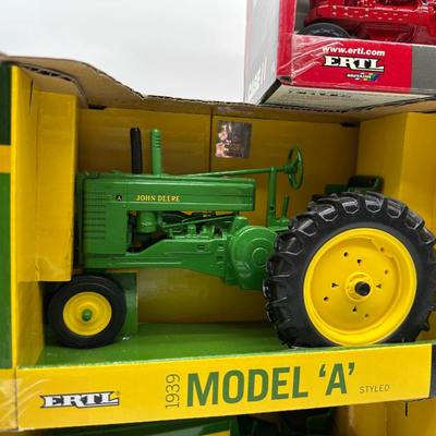 ERTL 1/16 Die-Cast Tractor Lot – John Deere & Farmall (5 Tractors, Boxed)