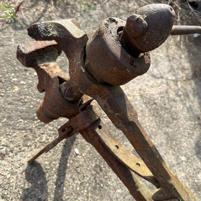 Antique Blacksmith Leg Vise / Post Vise