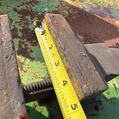 Vintage ATHOL No. 450 Bench Vise