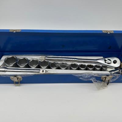 NAPA 1/2″ Drive Socket Set w/ Ratchet, Extensions & Metal Case