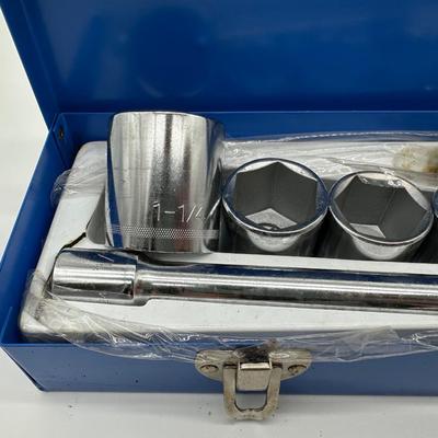 NAPA 1/2″ Drive Socket Set w/ Ratchet, Extensions & Metal Case