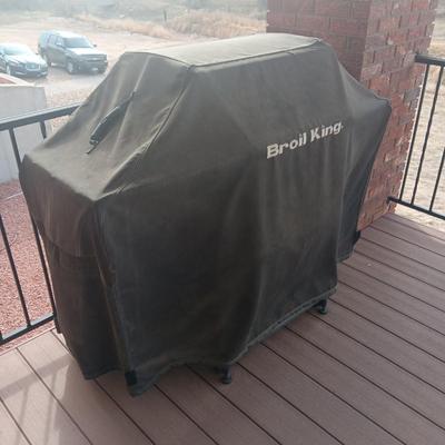 BROIL KING GAS OR PROPANE GRILL WITH LOCKING WHEELS AND QUALITY PROTECTIVE COVER