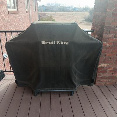 BROIL KING GAS OR PROPANE GRILL WITH LOCKING WHEELS AND QUALITY PROTECTIVE COVER