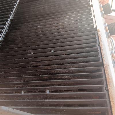 BROIL KING GAS OR PROPANE GRILL WITH LOCKING WHEELS AND QUALITY PROTECTIVE COVER