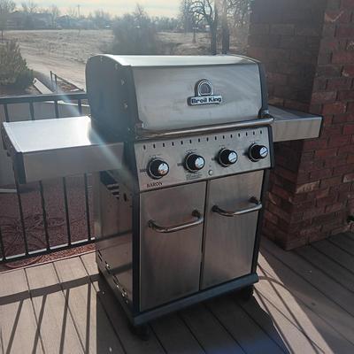 BROIL KING GAS OR PROPANE GRILL WITH LOCKING WHEELS AND QUALITY PROTECTIVE COVER