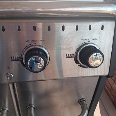 BROIL KING GAS OR PROPANE GRILL WITH LOCKING WHEELS AND QUALITY PROTECTIVE COVER