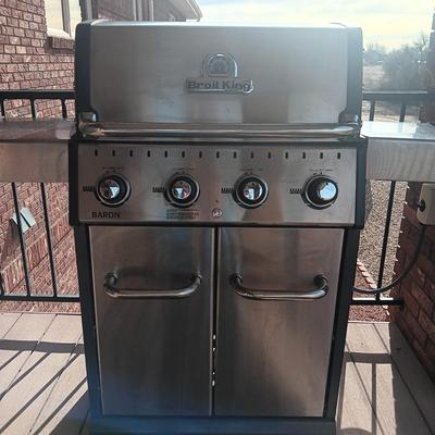 BROIL KING GAS OR PROPANE GRILL WITH LOCKING WHEELS AND QUALITY PROTECTIVE COVER