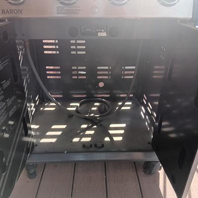 BROIL KING GAS OR PROPANE GRILL WITH LOCKING WHEELS AND QUALITY PROTECTIVE COVER