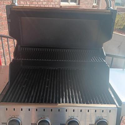 BROIL KING GAS OR PROPANE GRILL WITH LOCKING WHEELS AND QUALITY PROTECTIVE COVER