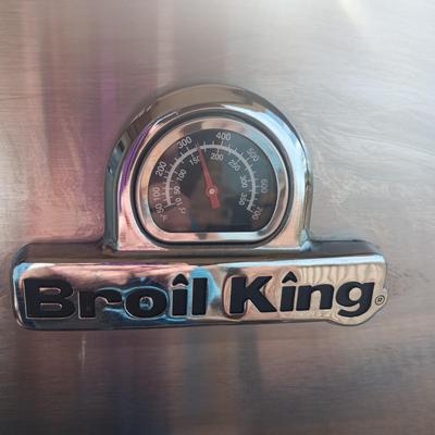 BROIL KING GAS OR PROPANE GRILL WITH LOCKING WHEELS AND QUALITY PROTECTIVE COVER