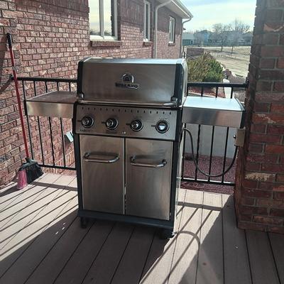 BROIL KING GAS OR PROPANE GRILL WITH LOCKING WHEELS AND QUALITY PROTECTIVE COVER