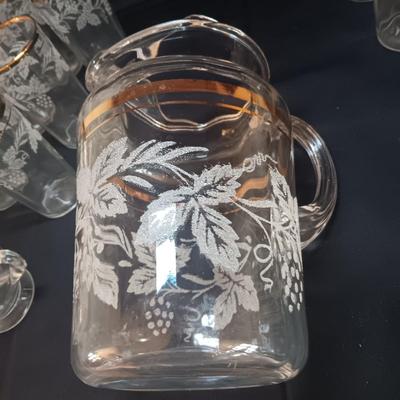 BARTLETT COLLINS 12 GLASS TUMBLERS, PITCHER AND CRREAM/SUGAR SET WITH ETCHED GRAPEVINE PATTERN AND GOLD TRIM