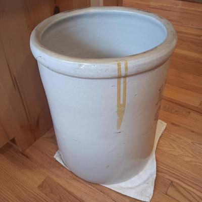 #12 BUCKEYE POTTERY CO. BLUE RIBBON BRAND CROCK IN VERY GOOD CONDITION