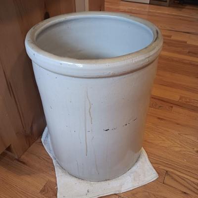 #12 BUCKEYE POTTERY CO. BLUE RIBBON BRAND CROCK IN VERY GOOD CONDITION