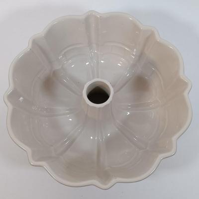 LOT 25: Longaberger Pottery Woven Traditions Bundt Pan, Kirk & Matz Sheffield Carving Knife and Fork, Pampered Chef Easy Accent...