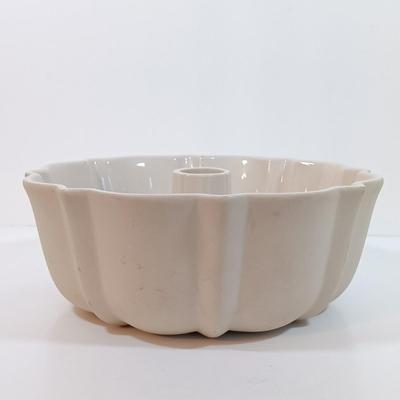 LOT 25: Longaberger Pottery Woven Traditions Bundt Pan, Kirk & Matz Sheffield Carving Knife and Fork, Pampered Chef Easy Accent...