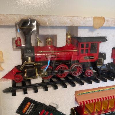 LOT 58: Vintage Walt Disney World R.R. (New Bright Industrial Co.) No. 95005 Train in Original Box