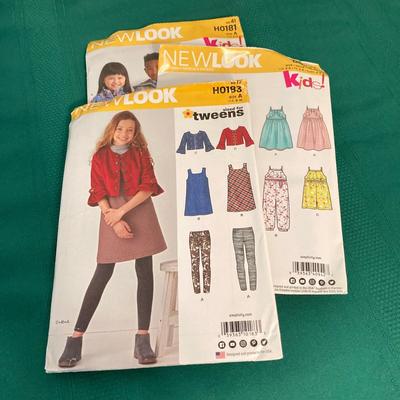 LOT 65: RICCAR Model R-1570 Sewing Machine with Large Collection of New Look Sewing Patterns and More