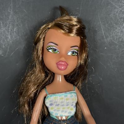 LOT 89: Vintage 2001 Bratz Dolls w/Accessories