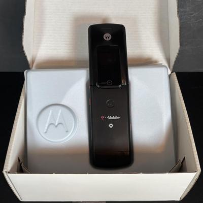 LOT 95: Vintage Motorola W490 Flip Phones