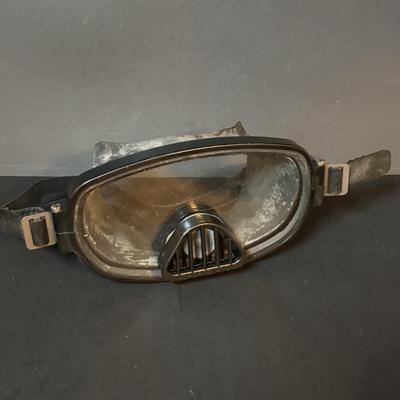 LOT 105: Vintage Scuba Diving Masks