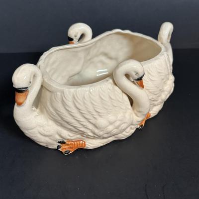 LOT 113: Vintage Royal Haeger Sponged Mottled Glaze Green Vases & Vintage 4-Swan Planter