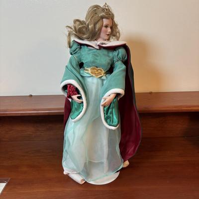 LOT 122: Lenox Christmas Princess Doll, Knowles China Wizard of Oz Collectors Plate and Madame Alexander Dolls