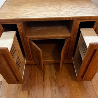 Thornwood Oak TV-Entertainment Center (O-BC)