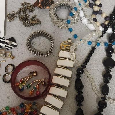 Sale Photo Thumbnail #389: Mixed lot of misc jewelry