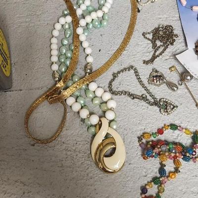 Sale Photo Thumbnail #385: Mixed lot of misc jewelry